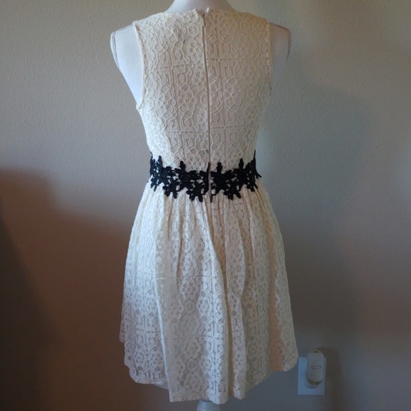 Ivory lace dress - Picture 2 of 2